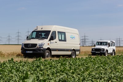 Mit dem Cosmic-ray Rover (links) und einem speziell ausgerüsteten Geländewagen auf dem Versuchsgelände unterwegs