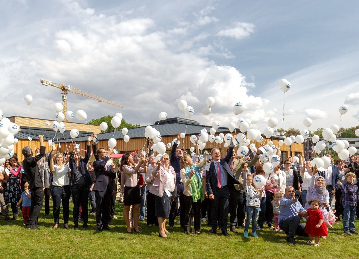 Gruppenbild des festlichen Ballonstarts vor der Kita