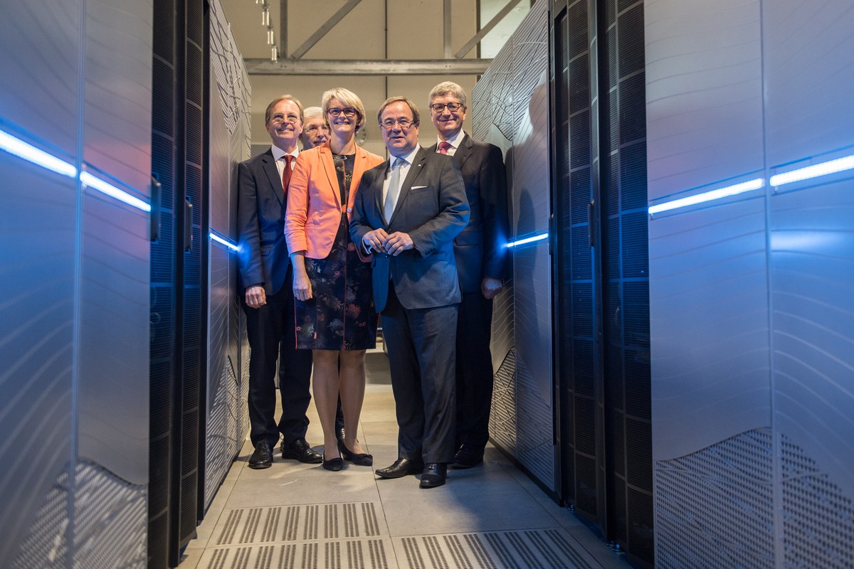 In der Rechnerhalle des Jülich Supercomputing Centre