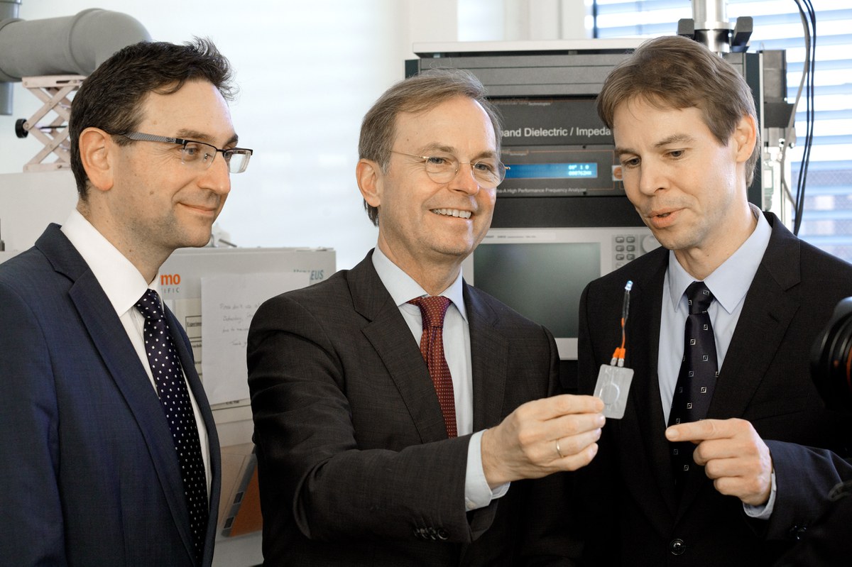 Feierten gemeinsam den UNIBAT-Projektstart: Prof. Olivier Guillon (Leiter IEK-1), Forschungsstaatssekretär Thomas Rachel MdB und Dr. Sven Uhlenbruck (Projektmanager/IEK-1).