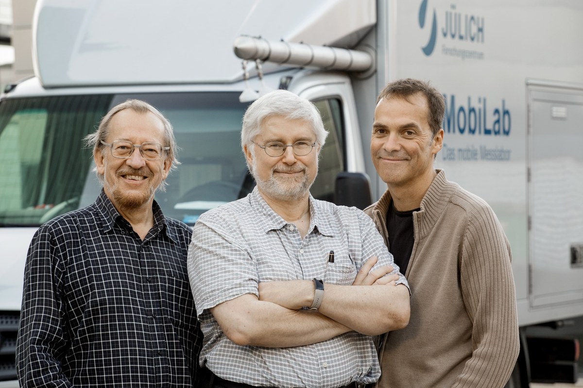 Franz Rohrer , Dieter Klemp und Robert Wegener vor dem MobiLab