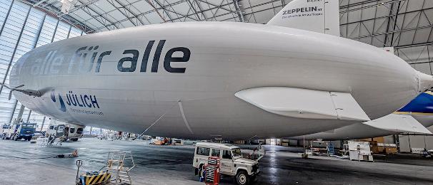 Kann sehr langsam fliegen, auf der Stelle schweben und vertikal in die Höhe steigen: der Zeppelin NT.