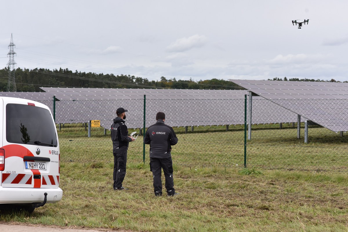 Drohne über PV-Anlage