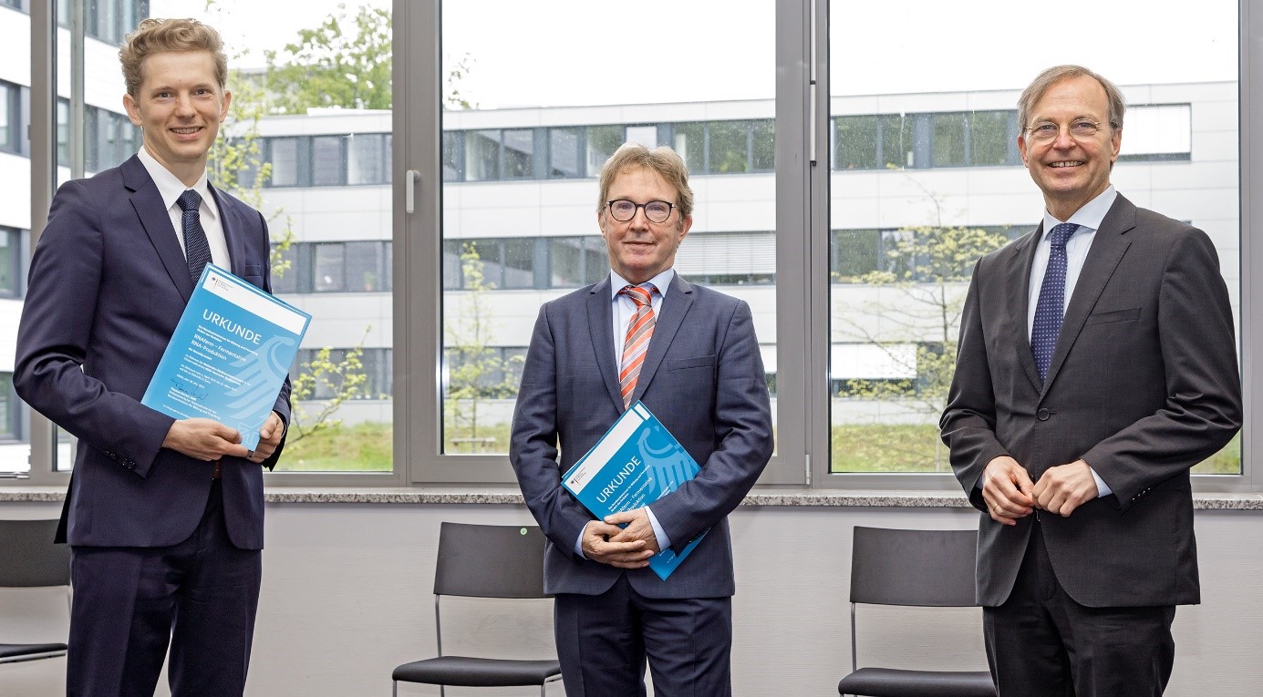 Übergab den Förderbescheid an Georg Schaumann und Prof. Dr. Jörn Kalinowski (v.l.): Thomas Rachel, Parlamentarischer Staatssekretär im BMBF