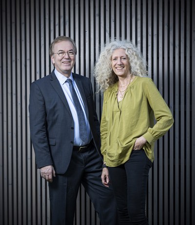 Prof. Thomas Lippert und Prof. Kristel Michielsen vor dem neuen JUNIQ-Gebäude