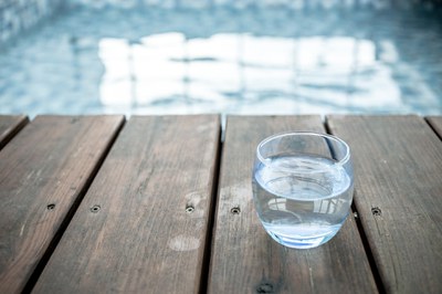 Wasserglas oder Schwimmbecken: Warum sich Mikroorganismen in großen Kesseln unwohl fühlen