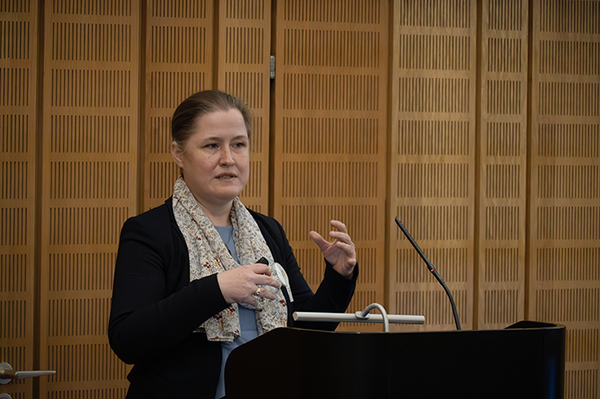 Dr. Heidi Heinrichs am Podium während der Abschlussveranstaltung des H2ATLAS-AFRICA Projektes.