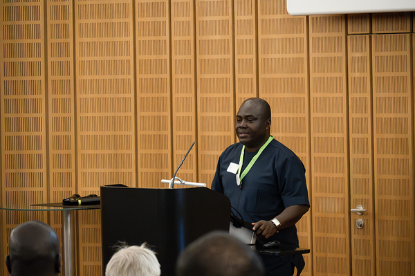 Dr. Solomon Agbo am Podium während der Abschlussveranstaltung des H2ATLAS-AFRICA Projektes.