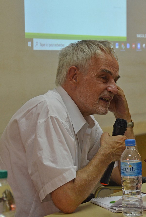 Prof. Uwe Rau mit Mikrofon bei einer Veranstaltung im Rahmen der Afrika-Projekte.