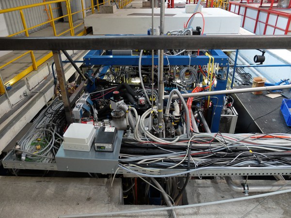 Blick auf die Verkabelung von Pellettarget und supraleitendem Magneten (Bild: VH / Forschungszentrum Jülich)