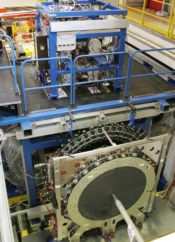Vorwärtsdetektor mit Pellettarget-Generator (Bild: Forschungszentrum Jülich)