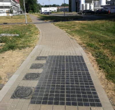 Photovoltaik im LLEC: Jülich hat einen kleinen PV Gehweg