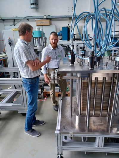 20240604_115628_talking-shop-in-fromt-of-400kw-electrolysis-stack.jpg