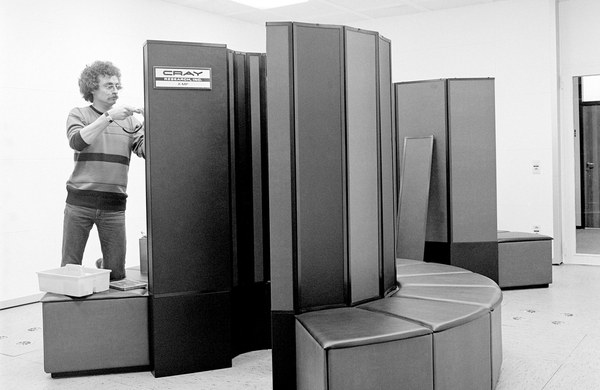 Techniker, der an der Cray schraubt.