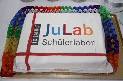 Diese tolle Nachricht erreichte das Schülerlabor JuLab zu seinem zehnten Geburtstag
