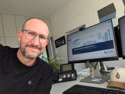Science Communication in the Attention Economy