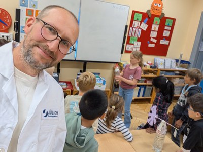 Wissenschaft beginnt mit Neugier – und manchmal mit Tee im Mund