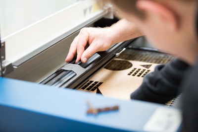 Im Makerspace gab es unter anderem einen rege genutzten Lasercutter.