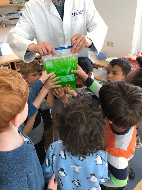 „Kalt, weich und wie Wackelpudding“: Die Kinder ertasten den gequollenen Superabsorber.