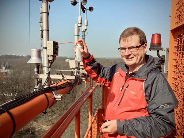 Dr. Axel Knaps auf dem Wetterturm am Forschungszentrum Jülich