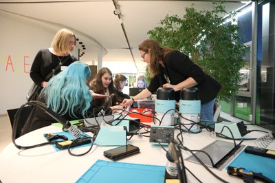 Zoë Hester (links stehend) und Claudia Frick (rechts stehend) von der Zentralbibliothek.