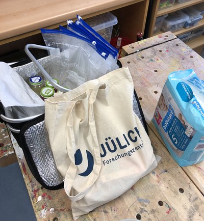 Vollgepackt mit tollen Sachen: Das Forschungszentrum stattet die Eltern u. a. mit Labor-und Lern-Materialien aus.