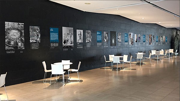 Ausstellung „60 Jahre Forschung im Zentrum“ im Foyer des großen Hörsaals der Zentralbibliothek (Gebäude 04.7).