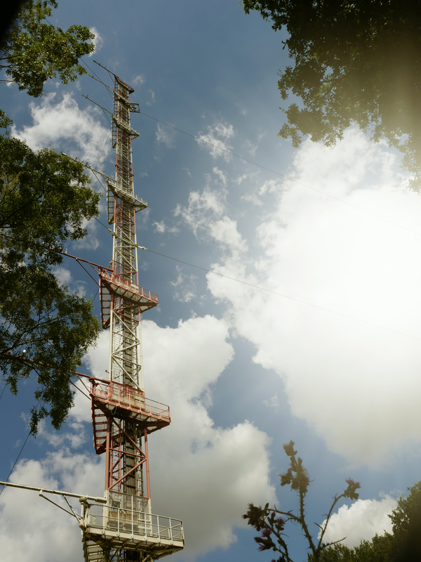 Wetterturm mit meteorologischer Station auf dem Jülicher Gelände.