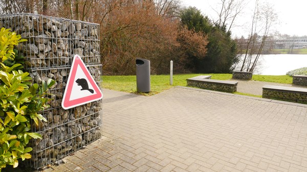 Schilder auf dem Campus machen auf den Biber aufmerksam.