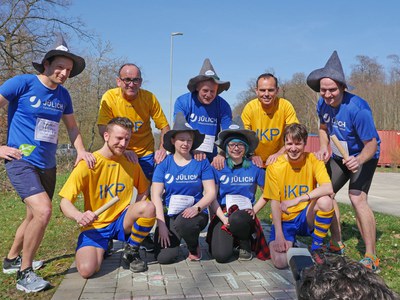 Die Teams aus BR (blau) und IKP (gelb) vor dem Start.