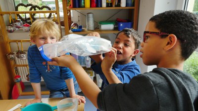 Durch das Schütteln setzt sich immer mehr weißes Pulver, der sogenannte Superabsorber, im Plastikbeutel ab.