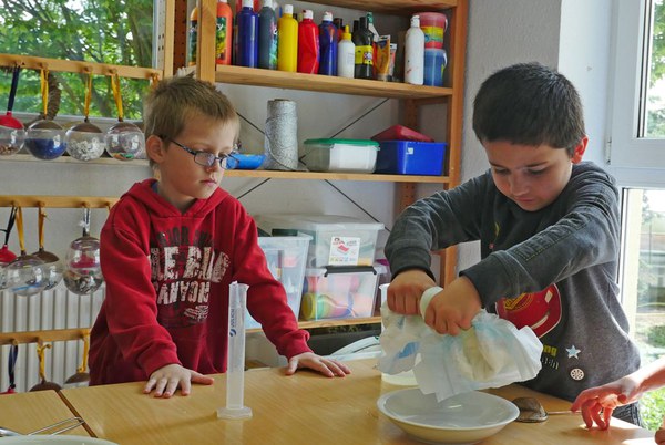 Die Kinder wollen es wissen: Wie gut hält die Windel Wasser? 
