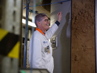 Dr. Thomas Pütz führt durch die Lysimeter-Anlage auf dem Forschungscampus in Jülich.