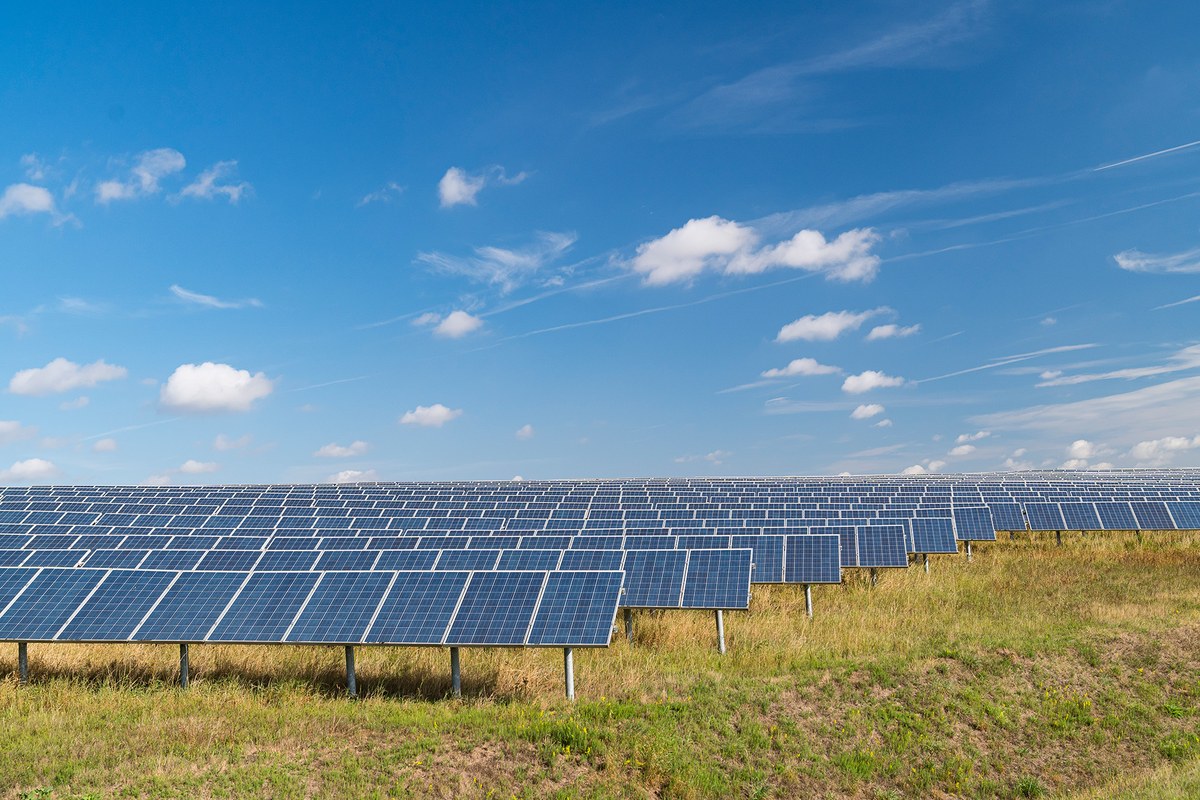 Phovoltaik-Anlage unter blauem Himmel