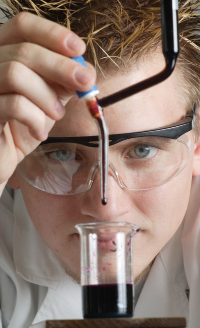 Chemielaborant_Titelbild.jpg