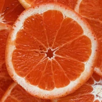 Nahaufnahme einer aufgeschnittenen orangefarbenen Frucht mit sichtbaren Fruchtsegmenten. (Mistral: Pixtral Large 2411, 2026-03-04)