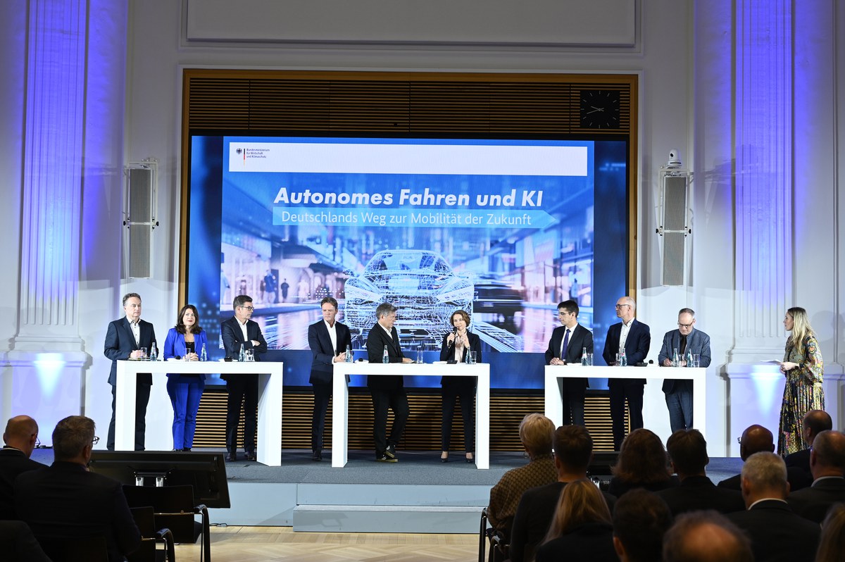 Podiumsdiskussion zum autonomen Fahren der Zukunft im Kontext von „nxtAIM“