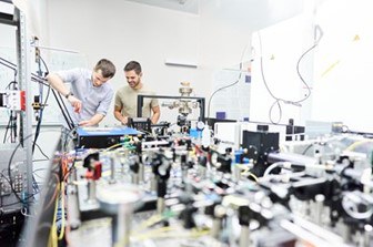 Foto_eleQtron_Arbeit-am-Prototyp.jpg