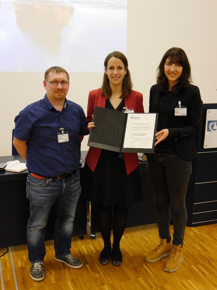Preisverleihung durch die beiden Sprecher des Zukunftsforums Biotechnologie, Prof. Selin Kara (rechts) und Dirk Tischler (links)