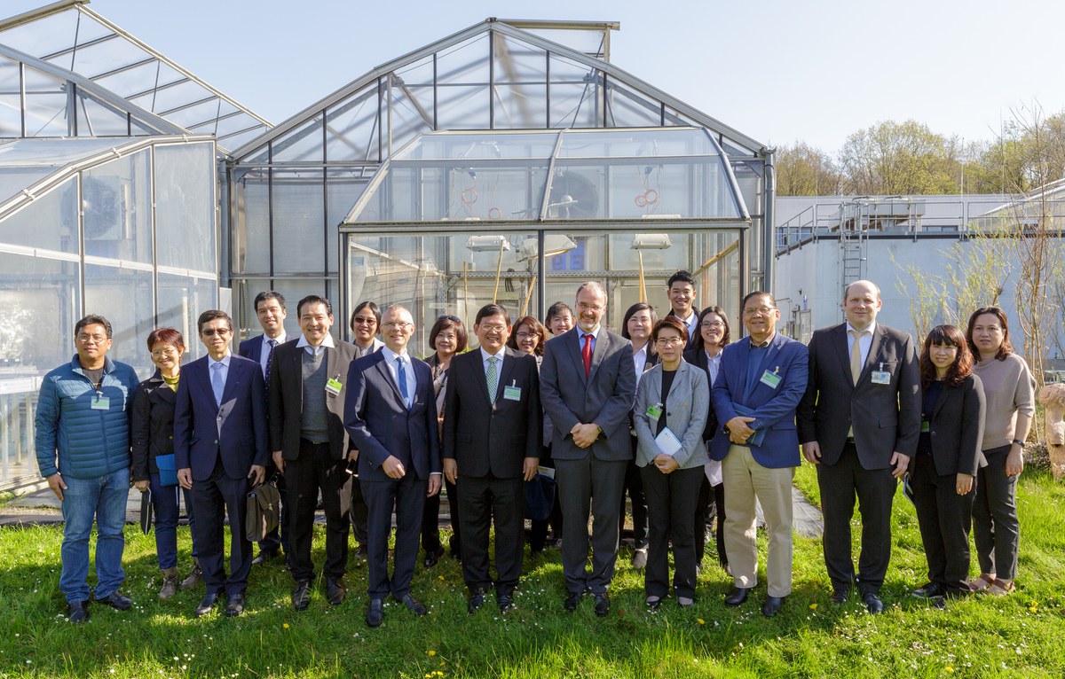 Foto von thailändischem Wissenschaftsminister zu Gast im Forschungszentrum