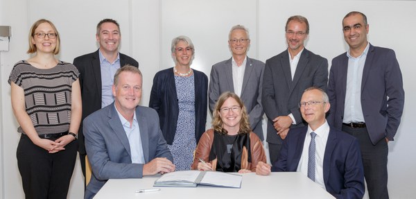 Gruppenbild mit  Vertragsdokument