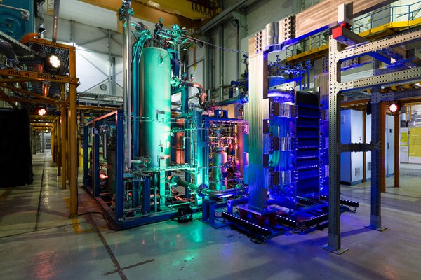 Neuer Megawatt-Elektrolyseur des IET-1: intern-Interview mit Dr. Eva Jodat, Dr. André Karl und Arne Schlegel