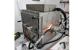 Ein metallisches Gerät mit Kabeln, aus dem ein roter Lichtstrahl austritt. (Mistral: Mistral Medium 3.5, 2026-07-15)