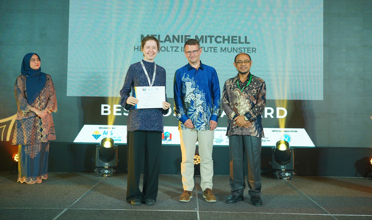 Doktorandin Melanie Mitchell vom Helmholtz-Institut Münster gewinnt Posterpreis