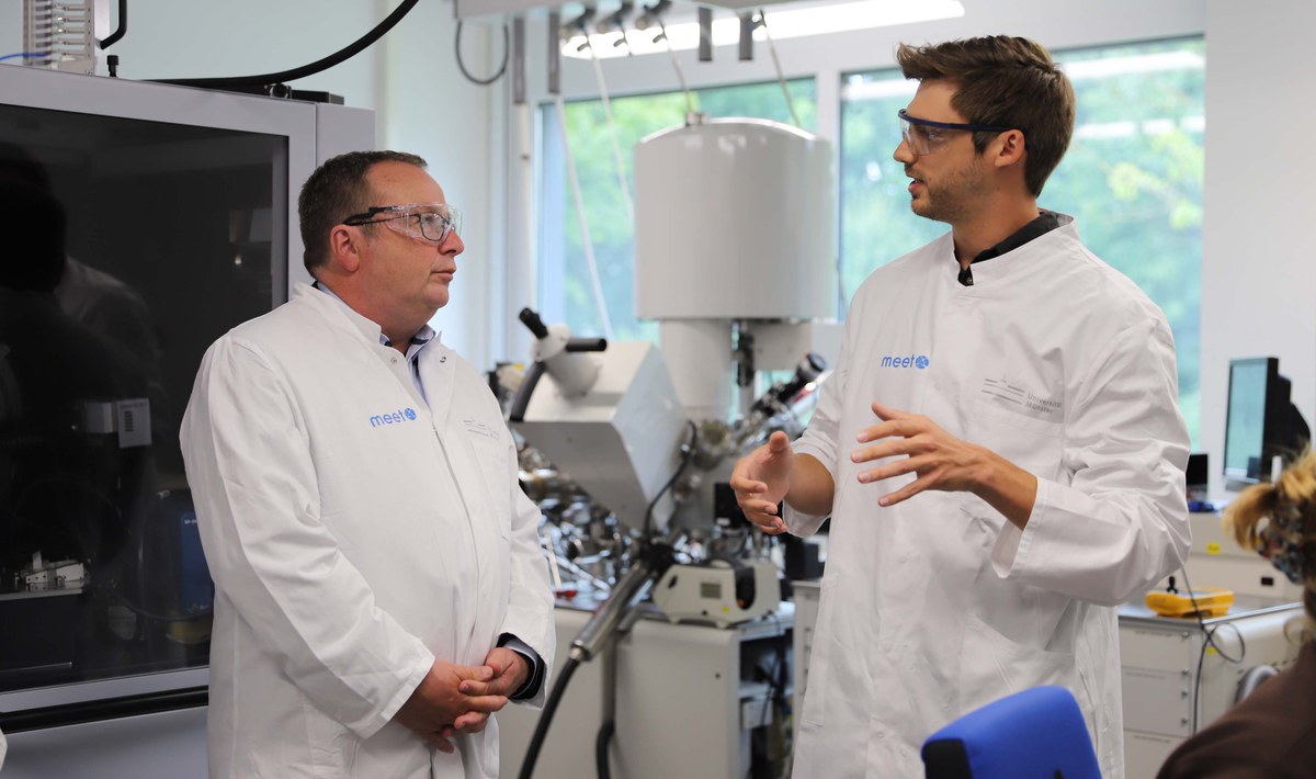 NRW-Umweltminister Oliver Krischer besucht Helmholtz-Institut Münster und MEET Batterieforschungszentrum