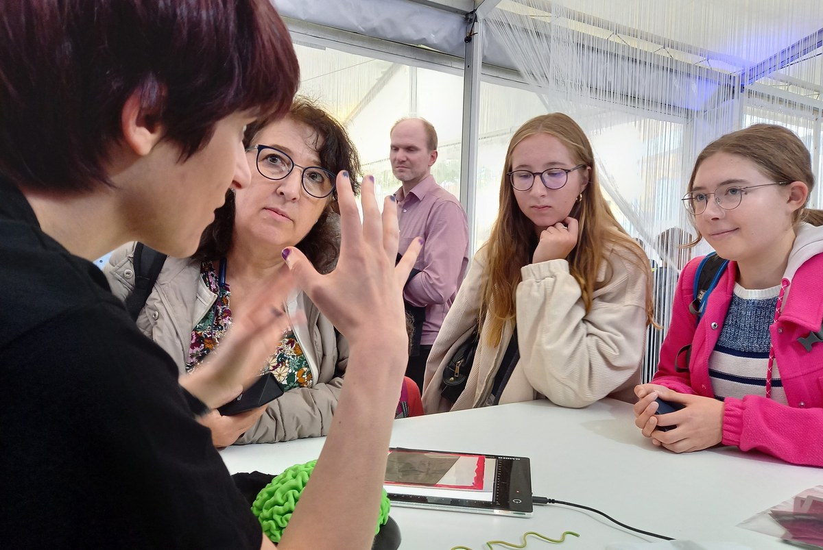 Besucherandrang am Stand des INM-1 bei der Nacht Wissenschaft der HHU