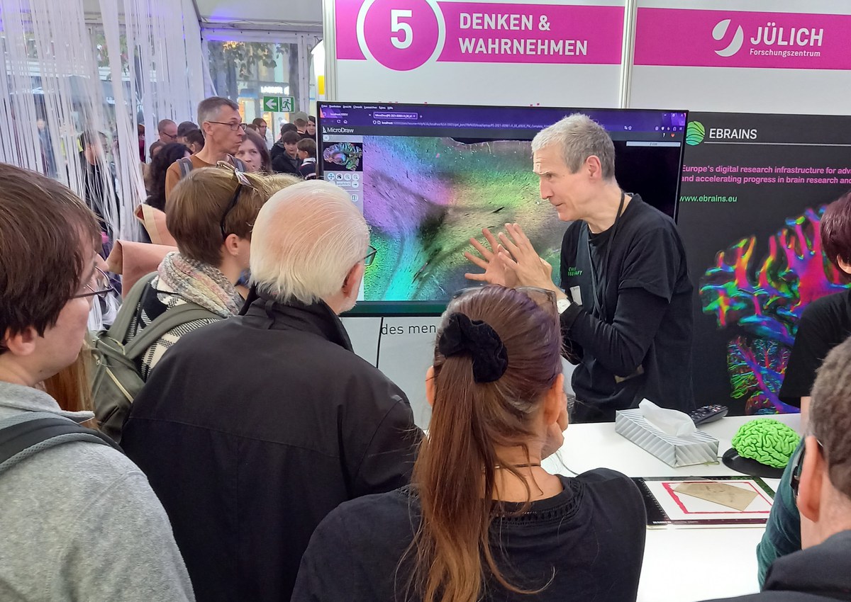 Besucherandrang am Stand des INM-1 bei der Nacht Wissenschaft der HHU