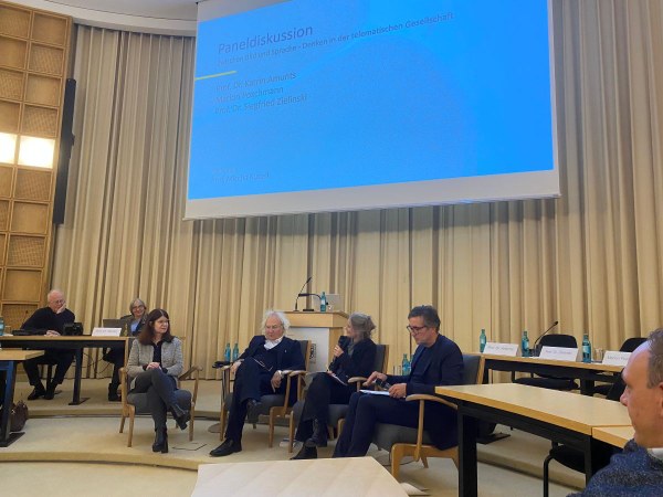 NRW-Akademie: Hirnforschung, Medienkunst und Literatur im Dialog