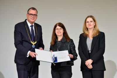 Die Leopoldina überreicht Mitgliedsurkunden