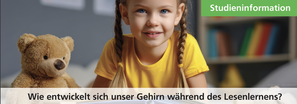 Ein lächelndes Kind mit Zöpfen sitzt neben einem Teddybär vor einem Regal mit Büchern. (Mistral: Pixtral Large 2411, 2026-04-17)